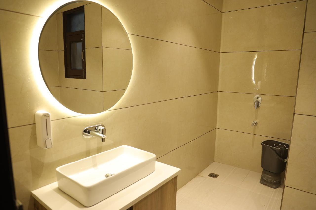 Hotel Crown Savoy, Near Railway Station & Guru Nanak Dev University Amritsar Exterior foto