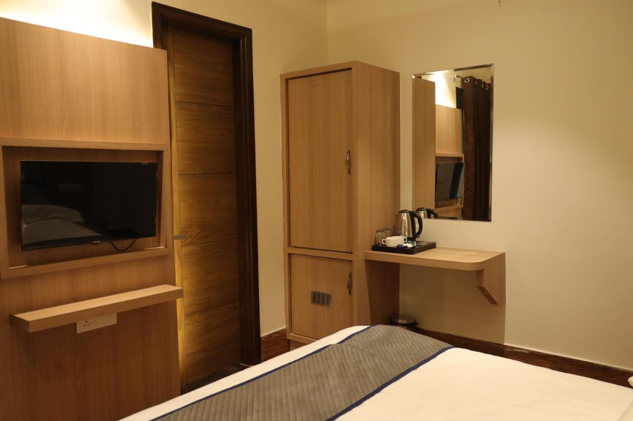 Hotel Crown Savoy, Near Railway Station & Guru Nanak Dev University Amritsar Exterior foto